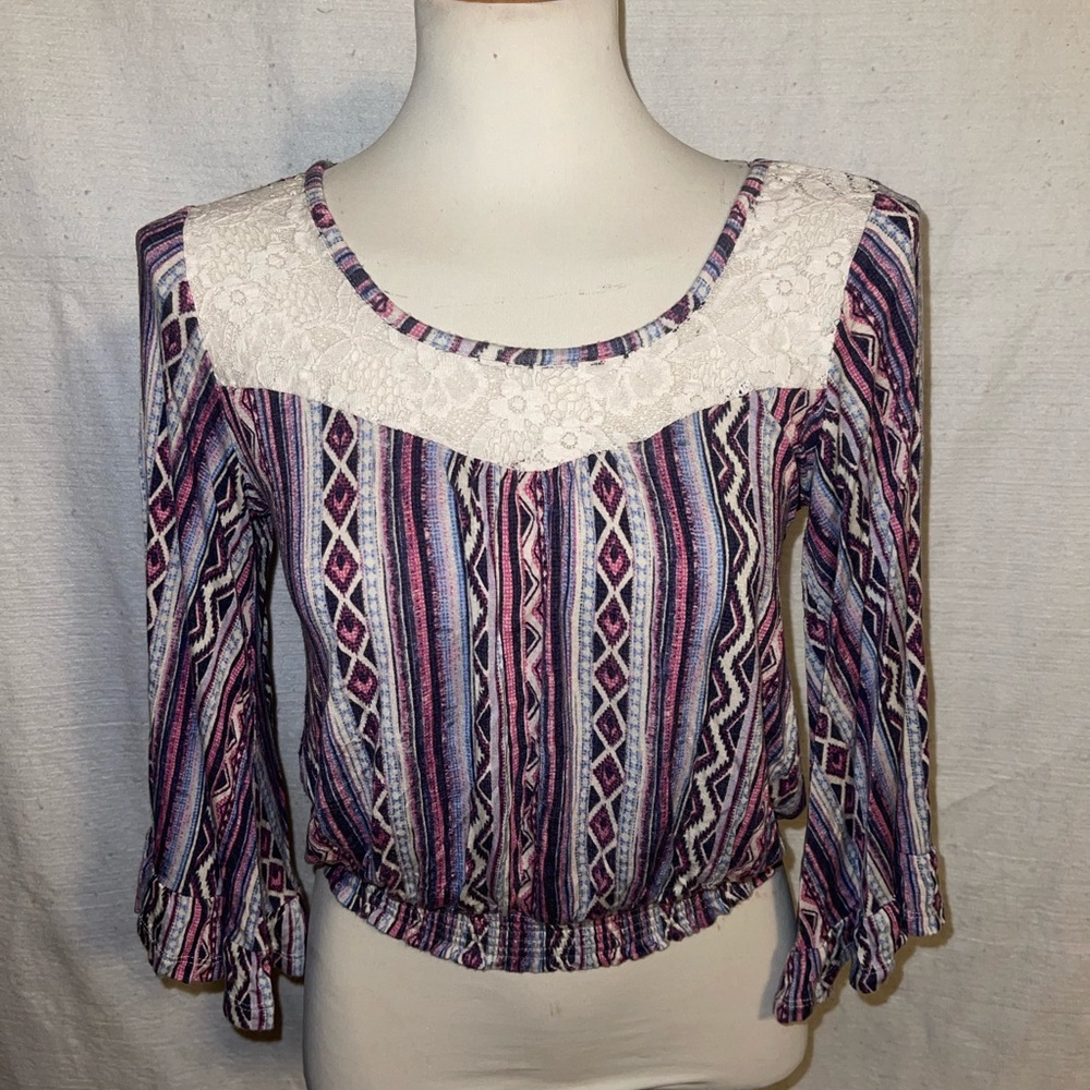 About a girl, size small quarter sleeve crop top